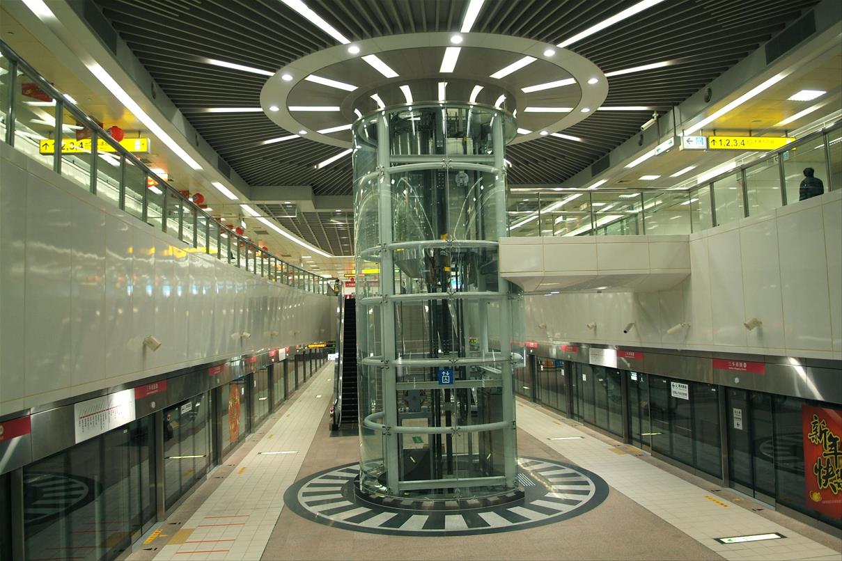 Platform of the R8 Sanduo Shopping District Station