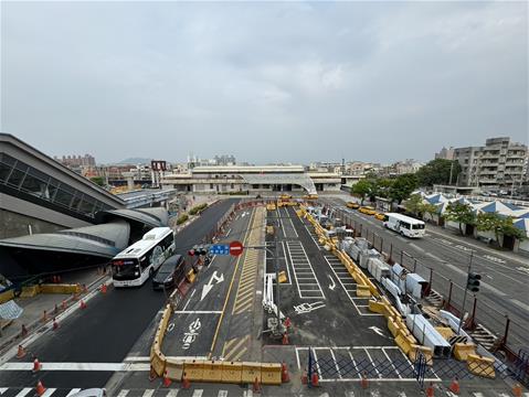 岡山火車站站前廣場工程施工作業，施工期間提醒用路人注意安全